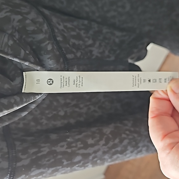 Women's Lululemon Wonder Under Black Grey Multiprint Size 18 EUC - Picture 2 of 6